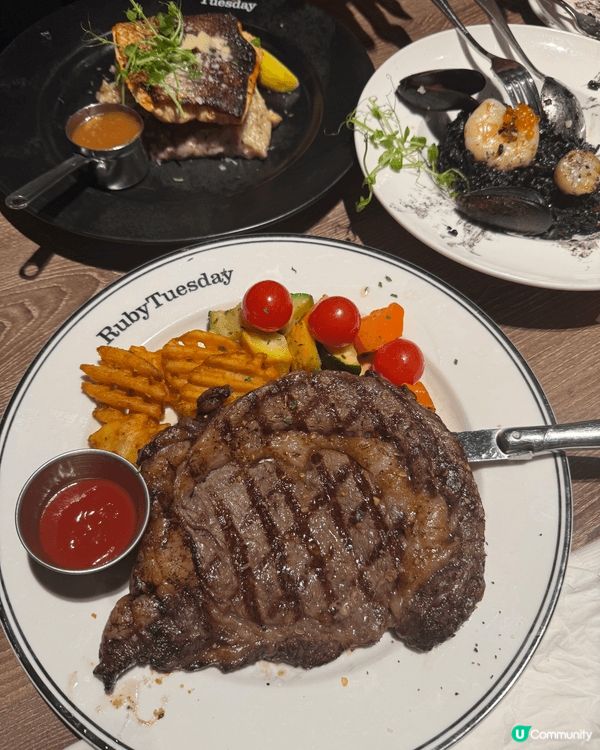 在Ruby Tuesday 吃兒童餐，喝消暑飲品。
