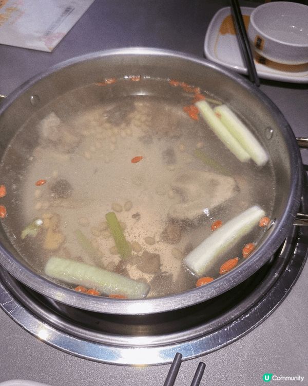 深圳美食潮發新鮮牛肉火鍋，清新牛骨湯底配蔬菜拼盤
