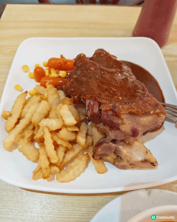 天氣雖然炎熱及不穩定，但隨處都可以繼續享用美食，行到邊食到邊...