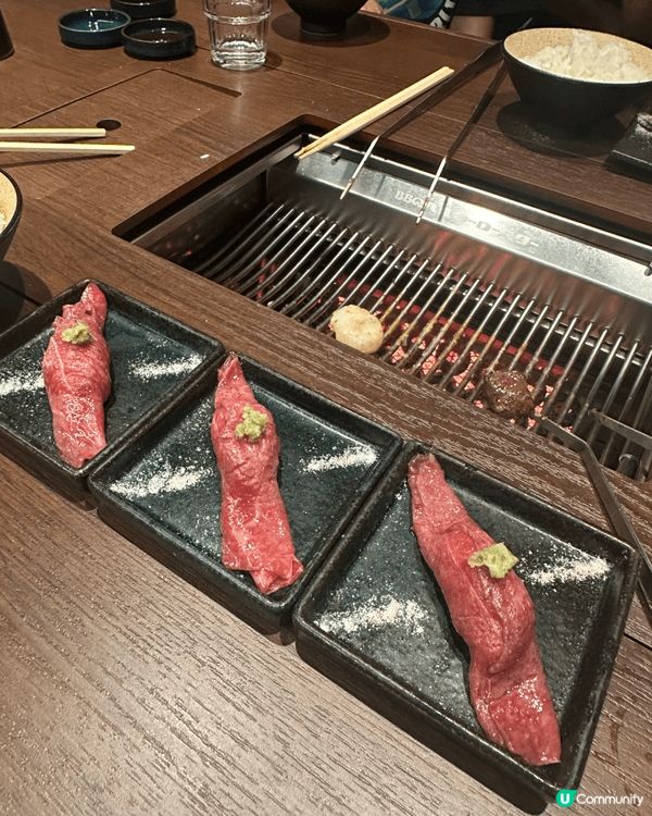 小朋友在炎炎夏日，在沙灘上展露著最開心的笑容，從笑容之中完全...