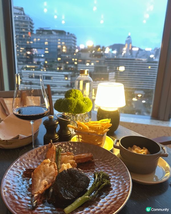 小朋友在炎炎夏日，在沙灘上展露著最開心的笑容，從笑容之中完全...
