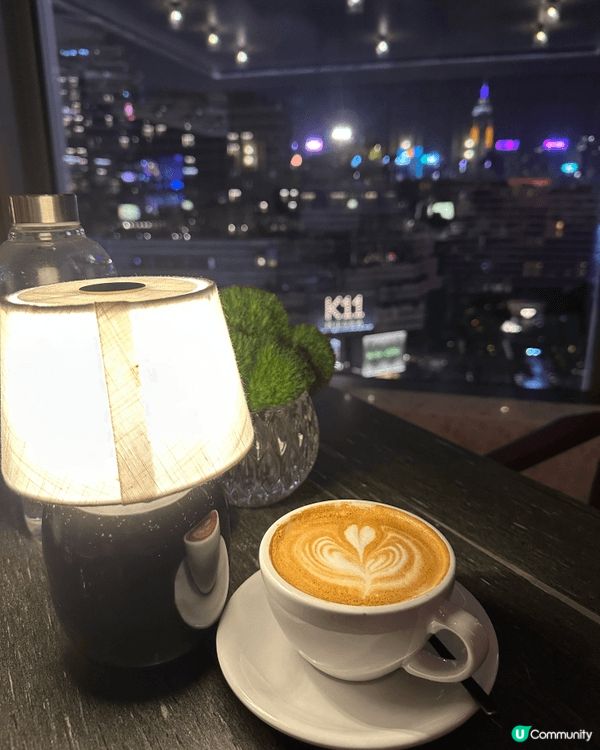 小朋友在炎炎夏日，在沙灘上展露著最開心的笑容，從笑容之中完全...