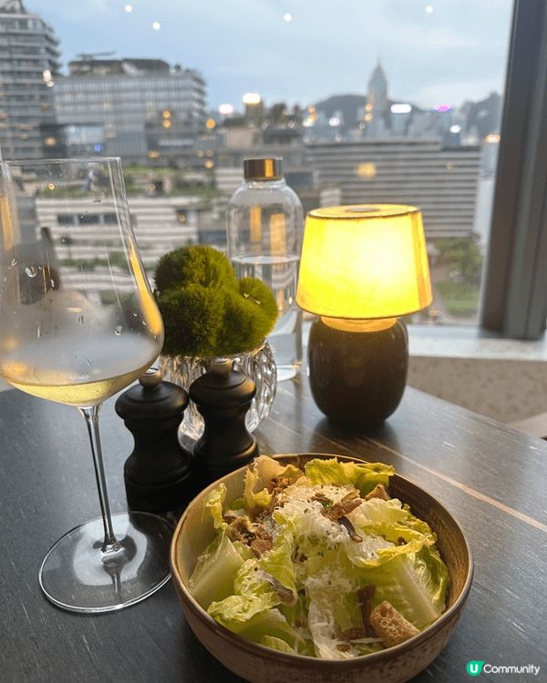 小朋友在炎炎夏日，在沙灘上展露著最開心的笑容，從笑容之中完全...