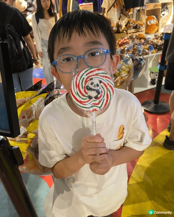海洋公園係香港歷史悠久且最具代表性的非牟利主題樂園，結合了海...