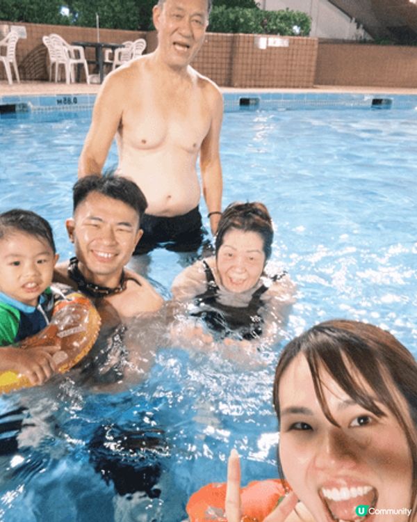 夏天炎熱一家人同樂游水玩樂爽啊