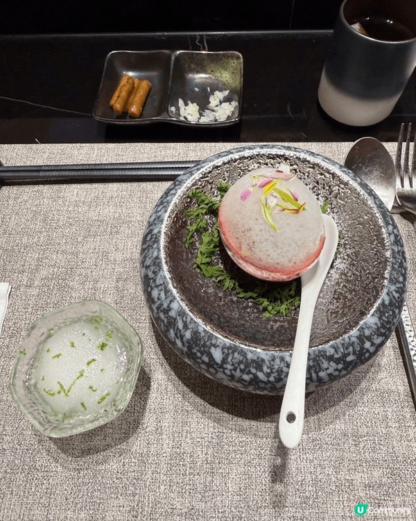 明水然樂的14品套餐其中的鐵板煎龍蝦、百香果份子料理和冒煙的...