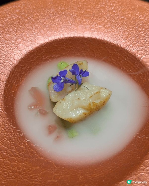 明水然樂的14品套餐其中的鐵板煎龍蝦、百香果份子料理和冒煙的...