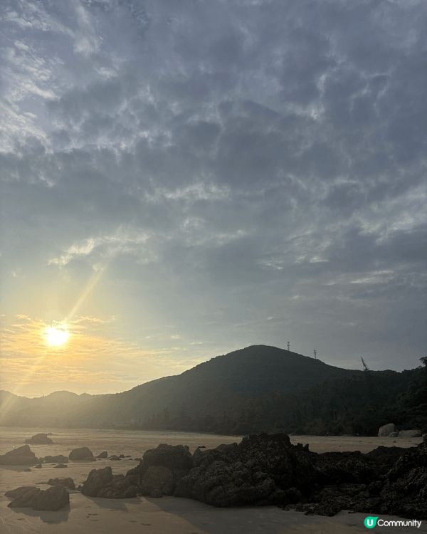 夏日海邊日落，海浪相伴，沙灘藏著小螃蟹，晚風溫柔又治癒，氛圍...