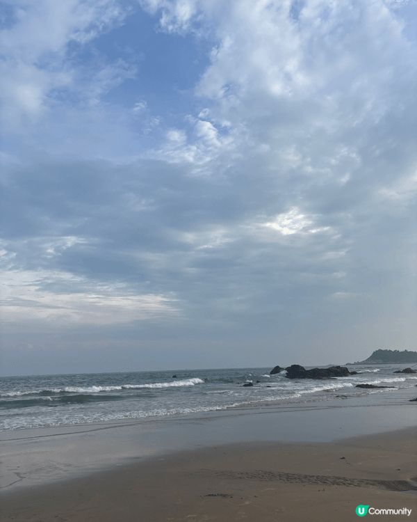 夏日海邊日落，海浪相伴，沙灘藏著小螃蟹，晚風溫柔又治癒，氛圍...