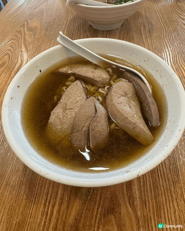 一睇就知係漢發麵家嘅招牌菜厚切豬潤公仔麵，仲有炒牛肉撈公仔麵...