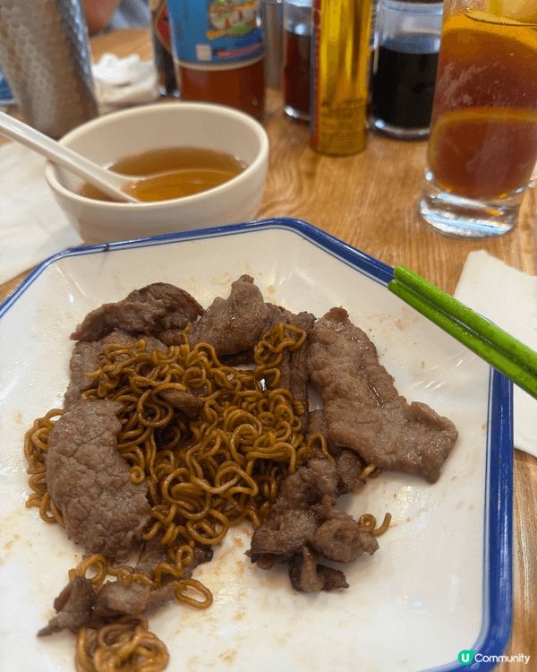 一睇就知係漢發麵家嘅招牌菜厚切豬潤公仔麵，仲有炒牛肉撈公仔麵...