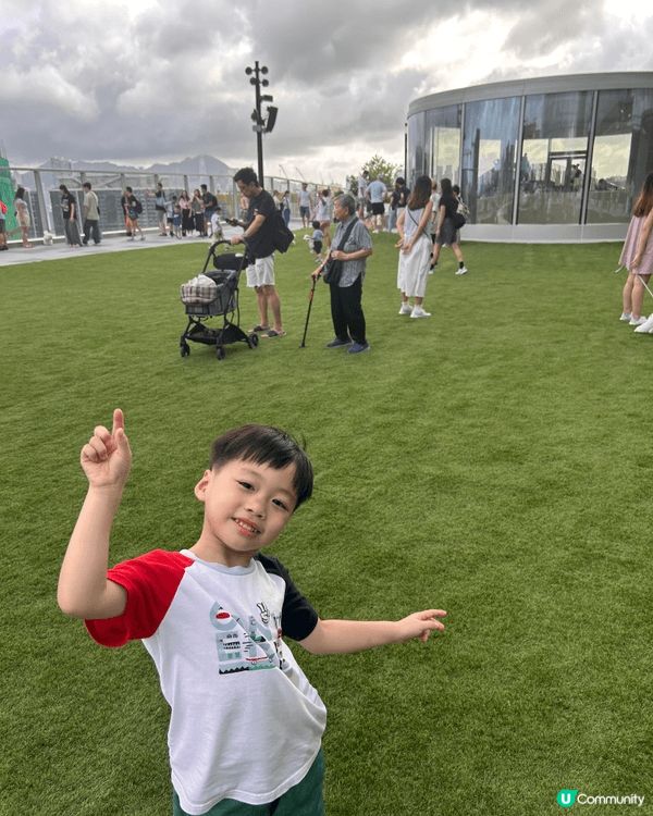 第一張是位於Megabox新開幕的戶外空中花園，有一大片草地...