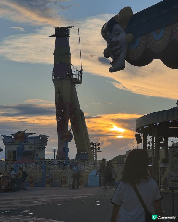 夏日遊玩打卡於海洋公園，欣賞了黃昏園區景色和企鵝水景，夜晚搭...