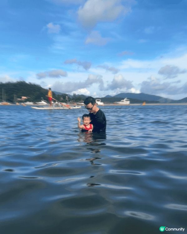 爸爸媽咪夏天帶BB去玩水，搵BB水池唔夠喉，直接去大美督沙灘...