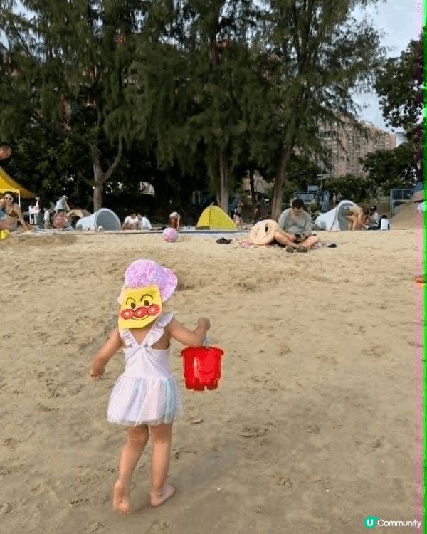 炎炎夏日，一家人來到黃金海岸沙灘享受陽光與海風。小朋友一見到...
