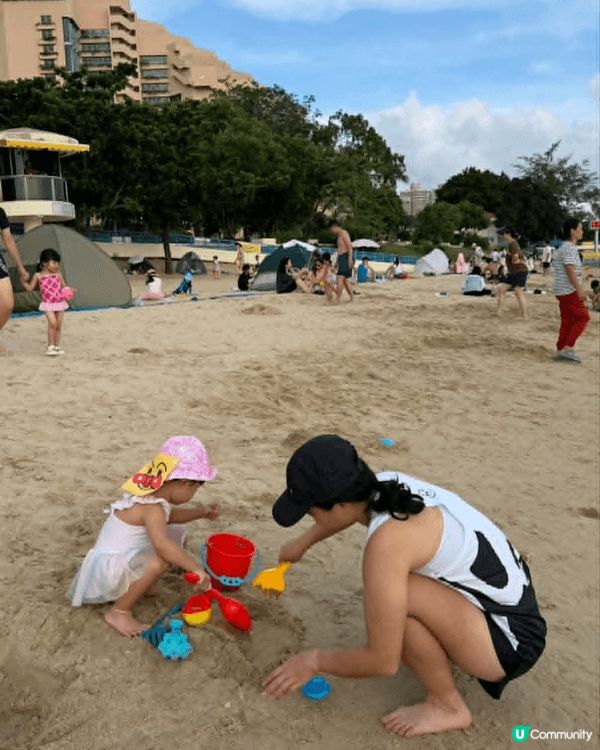 炎炎夏日，一家人來到黃金海岸沙灘享受陽光與海風。小朋友一見到...