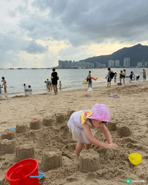 炎炎夏日，一家人來到黃金海岸沙灘享受陽光與海風。小朋友一見到...