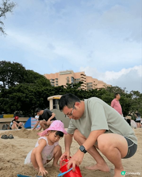 炎炎夏日，一家人來到黃金海岸沙灘享受陽光與海風。小朋友一見到...