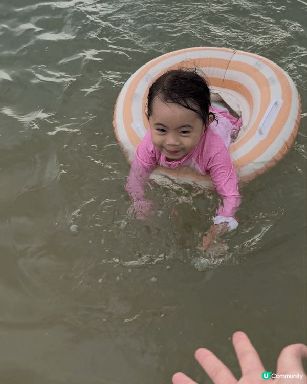 炎炎夏日，一家人來到黃金海岸沙灘享受陽光與海風。小朋友一見到...