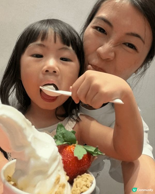 炎炎夏日，一家人來到黃金海岸沙灘享受陽光與海風。小朋友一見到...