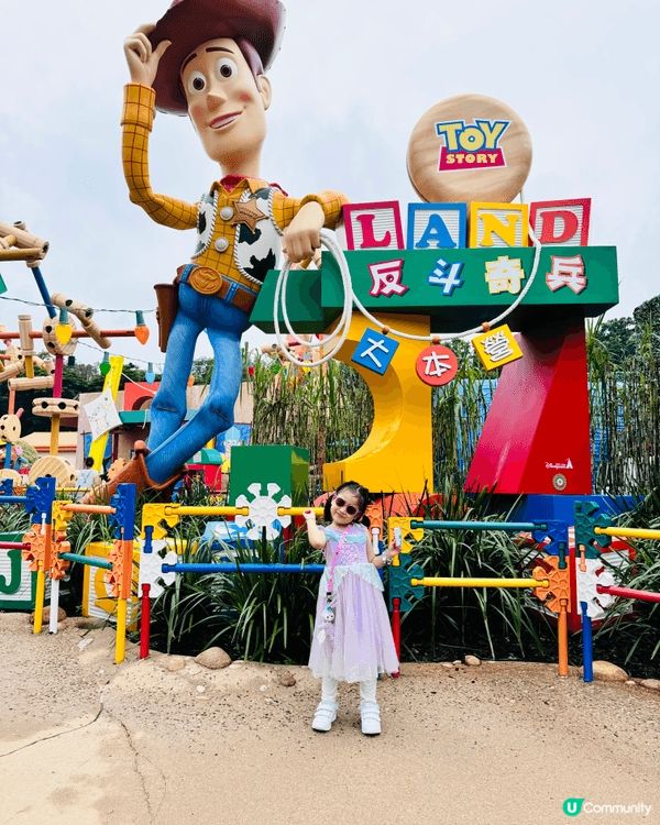 香港迪士尼樂園，是大人和小朋友都非常喜歡的樂園.