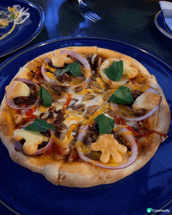 這是在迪士尼享用的晚餐，包括素pizza、米奇蘑菇湯和米奇造...
