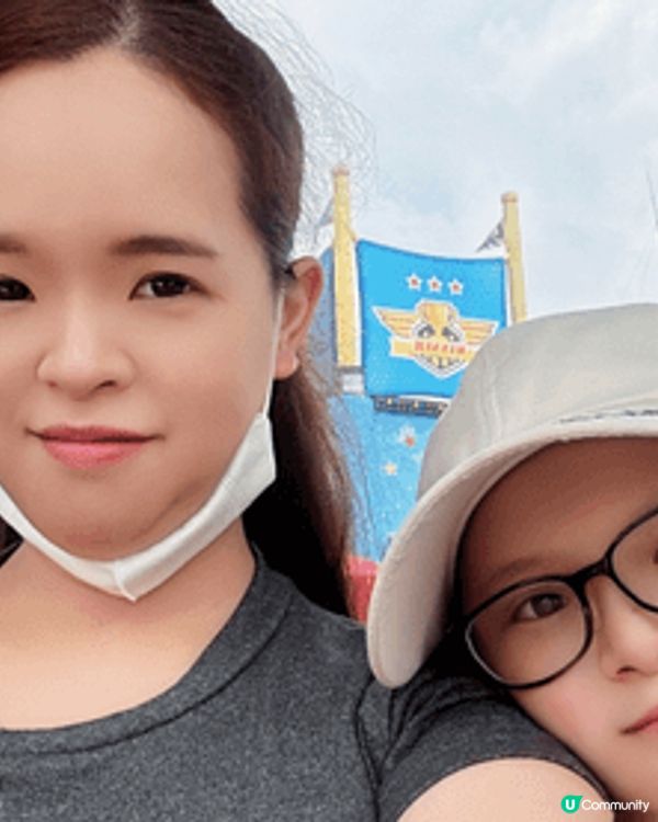 上星期六我約了一班朋友同仔仔去海洋公園玩半天遊，首先玩了3種...