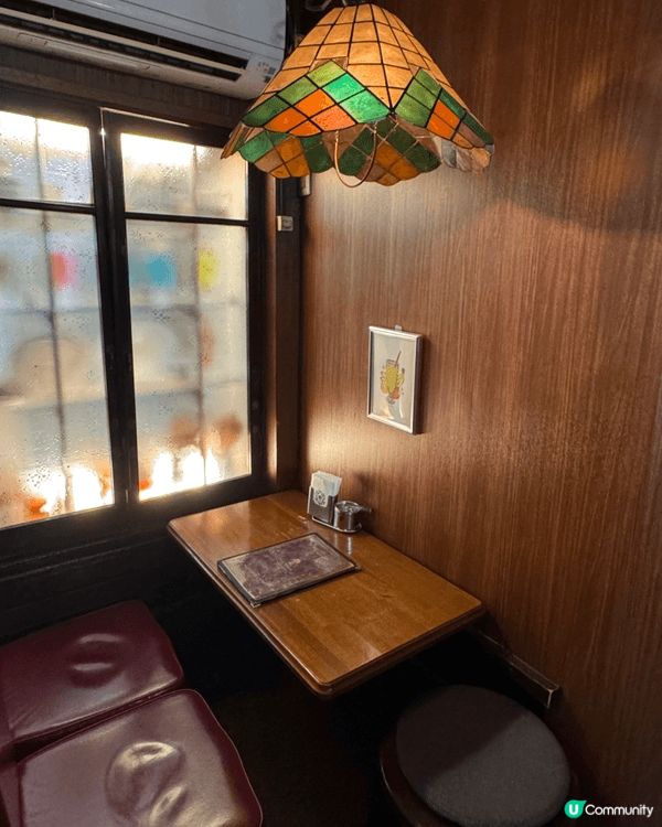 走進千成屋咖啡，就像瞬間穿越回昭和時代。店內播放著懷舊歌謠，...