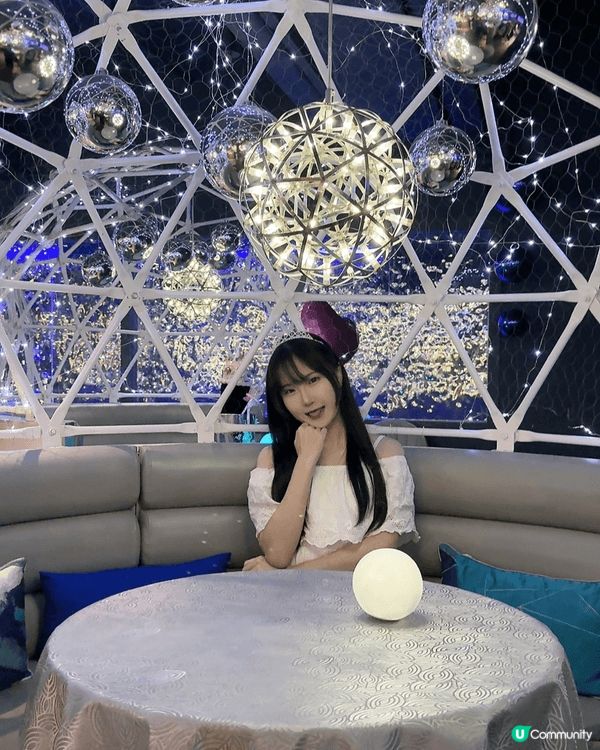 地點在星座餐廳，燈光非常閃爍漂亮，很有詩意、很美麗。