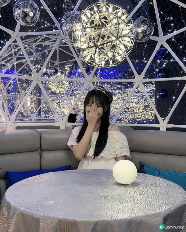 地點在星座餐廳，燈光非常閃爍漂亮，很有詩意、很美麗。