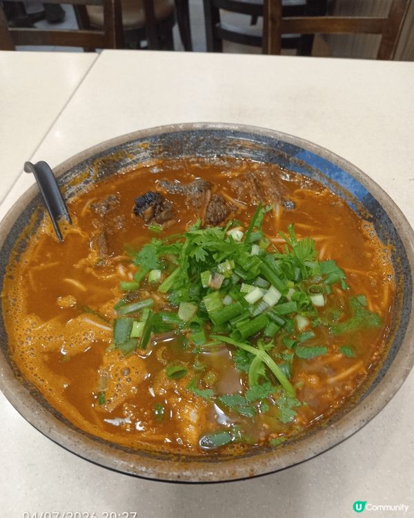 小鍋米線鋪位於尖沙咀，當天所點的是牛腩酸湯米線，湯底煮六小時...