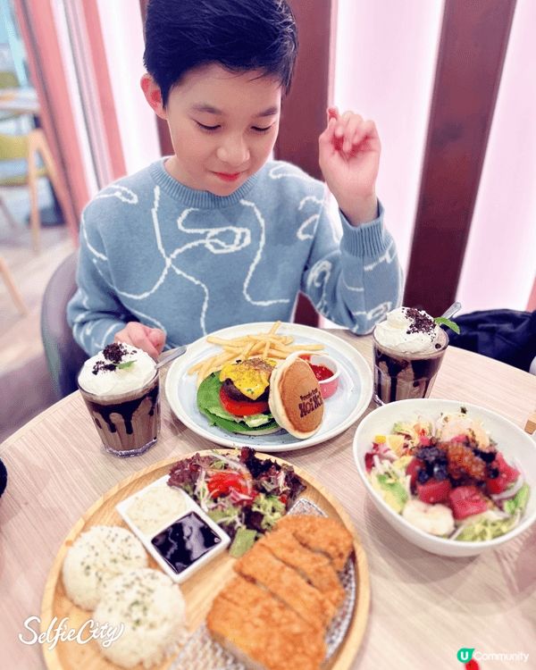 我推介以上的餐廳的原因是環境優美，座位寬敞，打卡一流，食物高...