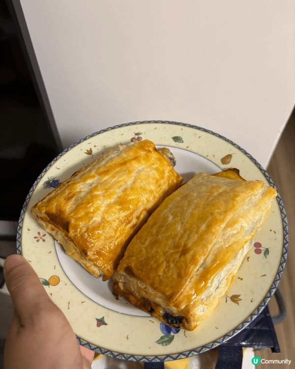菠菜芝士酥外層金黃鬆脆，內層充滿菠菜味，加了洋蔥及蒜茸，黑椒...