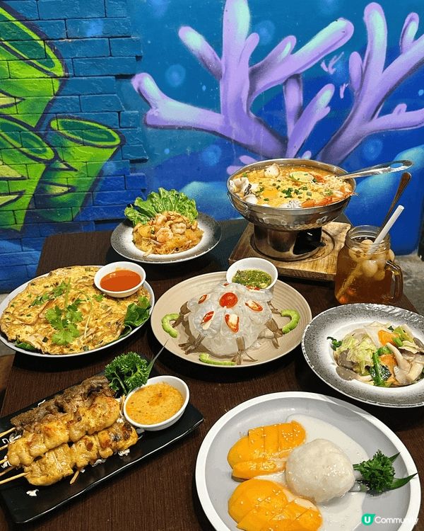 週末去咗尖沙咀食泰菜，餐廳裝潢充滿心思，牆上有塗上繽紛嘅海洋...