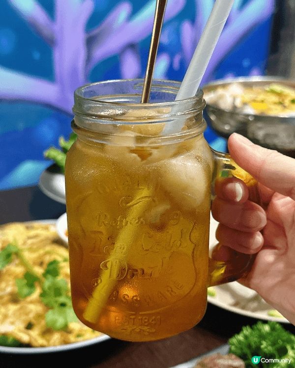 週末去咗尖沙咀食泰菜，餐廳裝潢充滿心思，牆上有塗上繽紛嘅海洋...