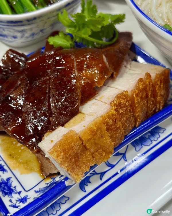 這來自四間不同餐廳，烤鴨是珠海餐廳，影片拍照突顯烤鴨皮脆肉嫩...