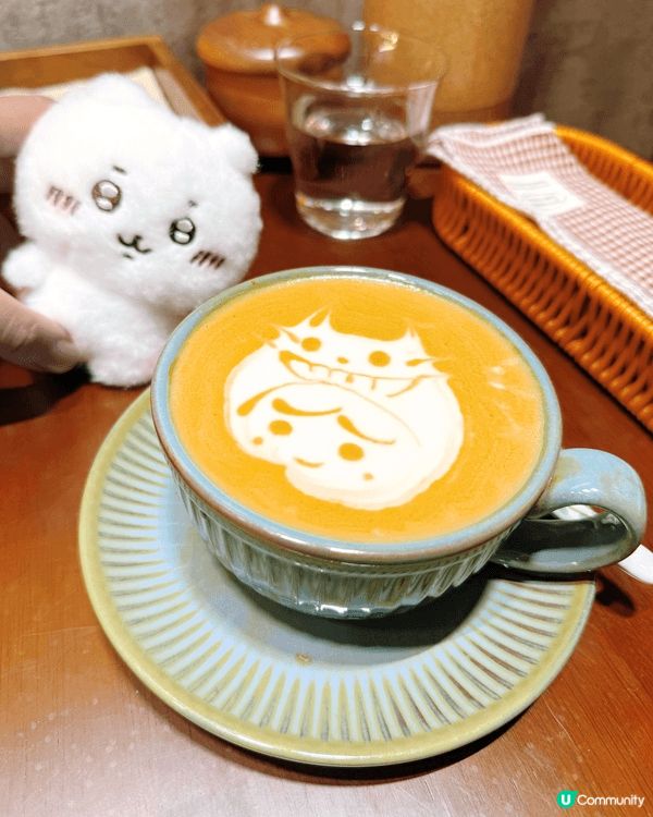 走進灣仔的一條小巷，Momiji Koffee的紅楓葉招牌在...
