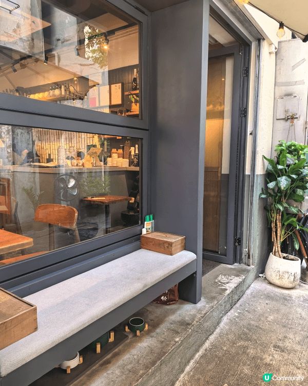 ᪥位於第一街和第二街中間的這間隱蔽角落咖啡店，設有健康飲食餐...