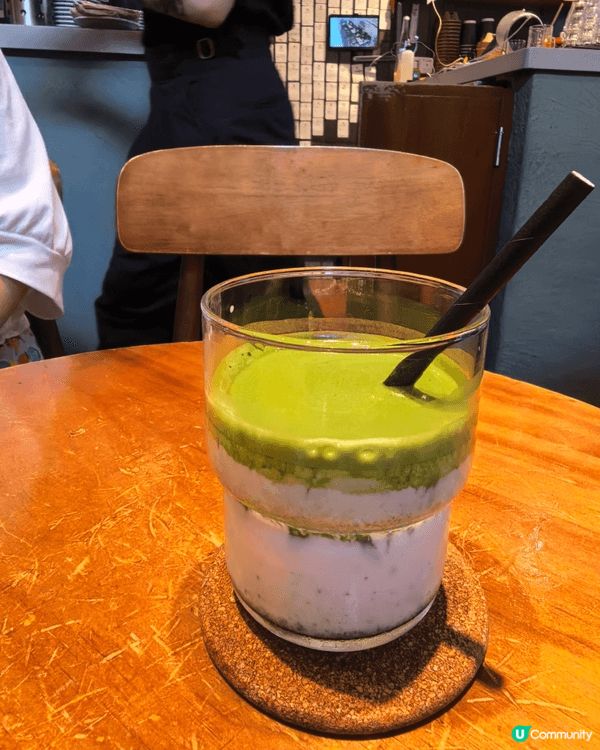 ᪥位於第一街和第二街中間的這間隱蔽角落咖啡店，設有健康飲食餐...