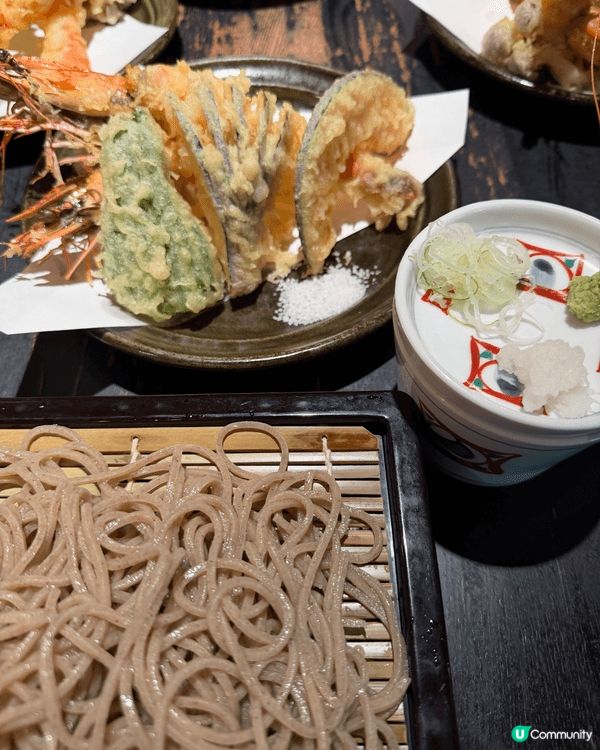 天婦羅炸大蝦蕎麥麵 (天せいろ)。這裡的炸蝦體型巨大、肉質彈...