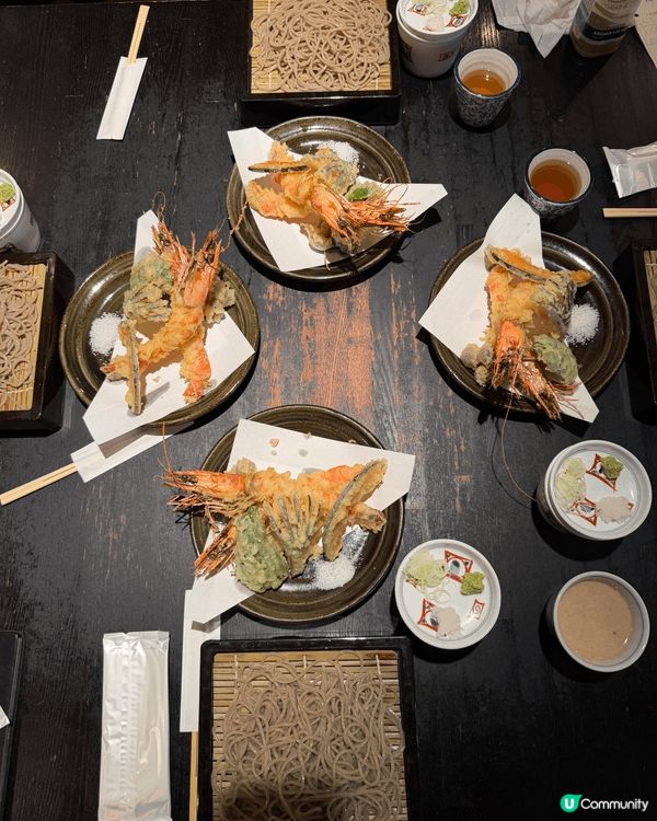 天婦羅炸大蝦蕎麥麵 (天せいろ)。這裡的炸蝦體型巨大、肉質彈...