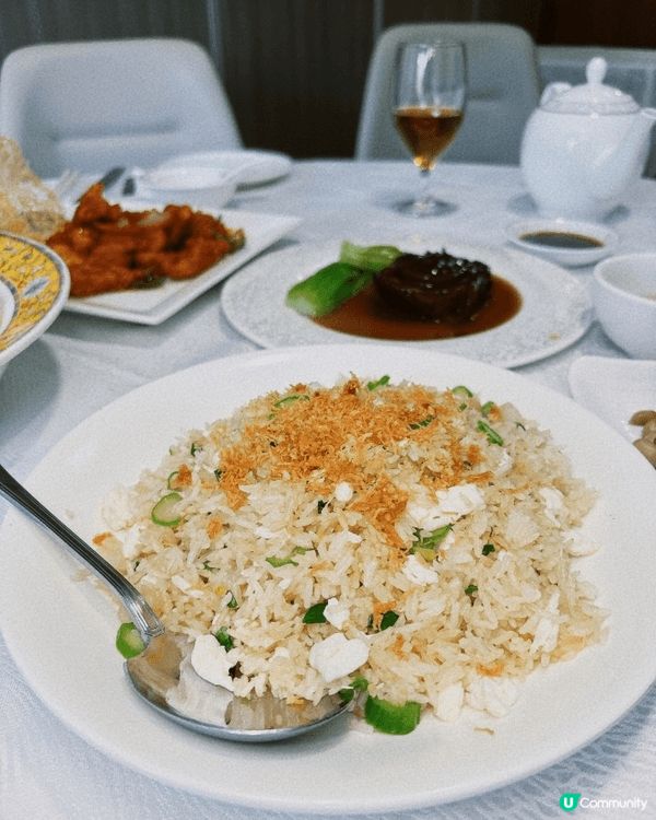 今晚去了一間傳統香港酒樓，環境舒適，燈光溫暖。菠蘿咕嚕肉酸甜...
