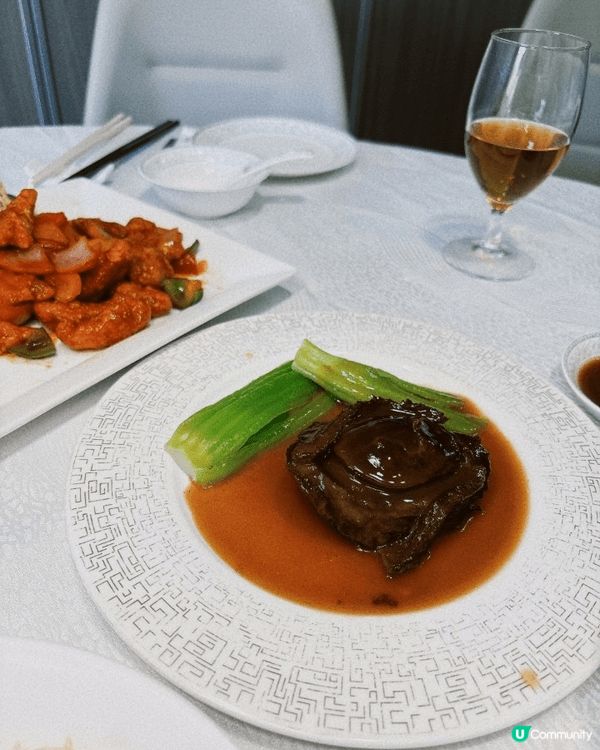 今晚去了一間傳統香港酒樓，環境舒適，燈光溫暖。菠蘿咕嚕肉酸甜...