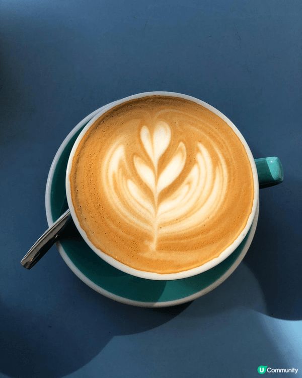 位於西貢既一間CAFE，坐低叫左一杯HOT LATTE 同埋...