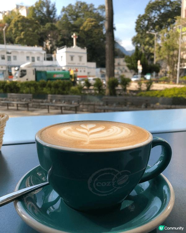 位於西貢既一間CAFE，坐低叫左一杯HOT LATTE 同埋...