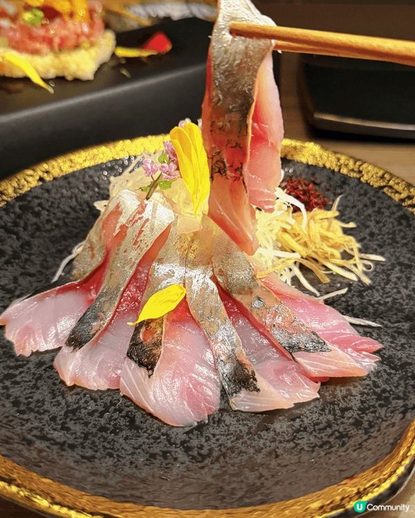 銅鑼灣禾日 嘅「蟹籽君」真係打卡必點，飯糰仔笑到治癒，周圍刺...