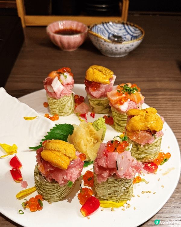 銅鑼灣禾日 嘅「蟹籽君」真係打卡必點，飯糰仔笑到治癒，周圍刺...