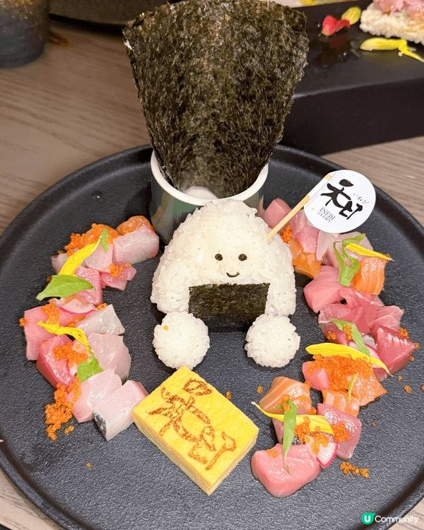 銅鑼灣禾日 嘅「蟹籽君」真係打卡必點，飯糰仔笑到治癒，周圍刺...