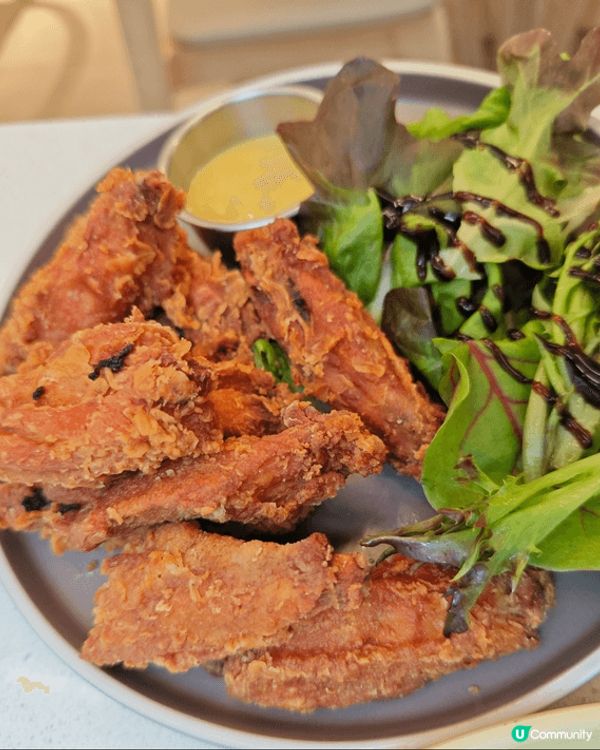 上星期同朋友去咗 HeSheEat 搵食！舖頭行簡約溫暖嘅木...