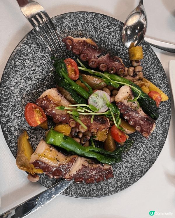 這是同家人一起去澳門旅遊，在官也街品嚐當地正宗葡萄牙餐廳美食...